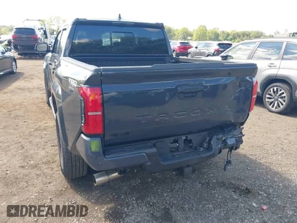 2025 Toyota Tacoma SR z VIN 3TMLB5JN9SM122113, wystawiony jako IAAI lot #43150778 z przebiegiem 3 655 mil mil oraz . Historia ofert i sprzedaży dostępna na DreamBid. Obrazek 6.