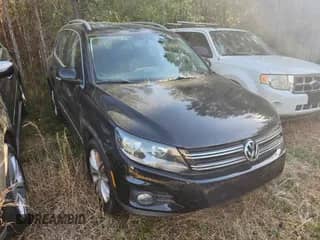 2015 Volkswagen Tiguan S z VIN WVGAV7AX6FW592015, wystawiony jako IAAI lot #41897520 z przebiegiem 104 355 mil mil oraz . Historia ofert i sprzedaży dostępna na DreamBid. Obrazek 1.