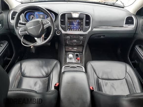 2015 Chrysler 300 Limited z VIN 2C3CCARG9FH887584, wystawiony jako Copart lot #68158505 z przebiegiem 155 651 mil mil oraz Szkoda całkowita • Salvage title. Historia ofert i sprzedaży dostępna na DreamBid. Obrazek 8.