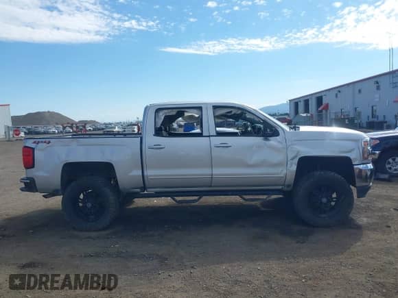 2018 Chevrolet Silverado 1500 LT z VIN 3GCUKREC0JG402410, wystawiony jako IAAI lot #43034711 z przebiegiem 73 836 mil mil oraz . Historia ofert i sprzedaży dostępna na DreamBid. Obrazek 14.