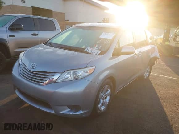 2017 Toyota Sienna LE Auto Access Seat с VIN 5TDKZ3DC2HS856414, выставлен на аукционе IAAI как лот 42640519 с пробегом 142 416 миль миль и . История ставок и продаж доступна на DreamBid. Изображение 2.