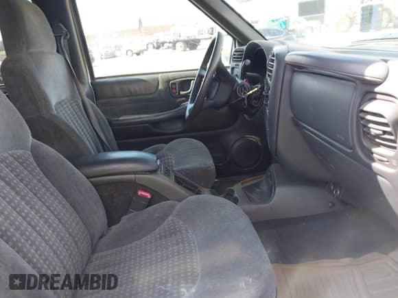 1999 Chevrolet Blazer LT z VIN 1GNDT13W4X2114930, wystawiony jako IAAI lot #42978213 z przebiegiem 172 767 mil mil oraz . Historia ofert i sprzedaży dostępna na DreamBid. Obrazek 5.