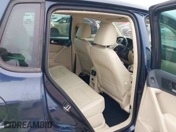 2014 Volkswagen Tiguan S с VIN WVGAV3AX0EW561155, выставлен на аукционе IAAI как лот 41362832 с пробегом 65 399 миль миль и . История ставок и продаж доступна на DreamBid. Изображение 8.