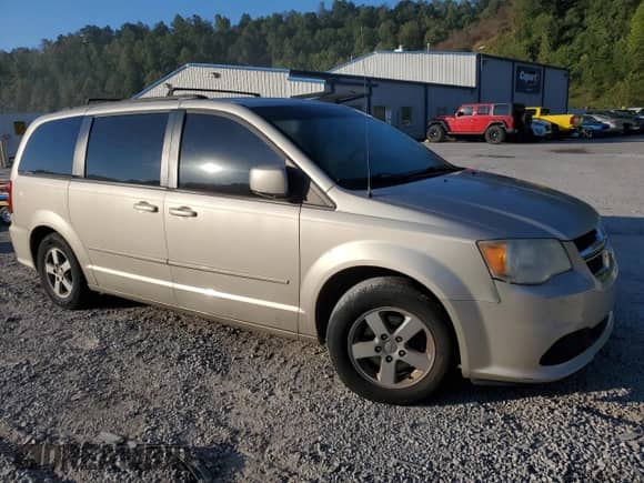 2013 Dodge Grand Caravan SXT with VIN 2C4RDGCG1DR575507, listed as a Copart auction lot 80065985 with 185,478 mi miles and Salvage title. Bid and sale history available at DreamBid. Image 4.