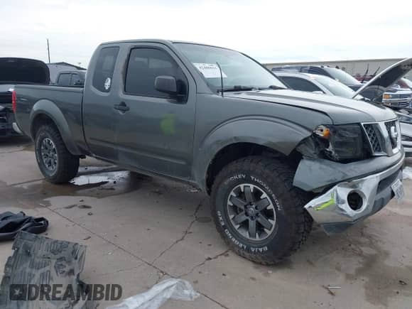 2007 Nissan Frontier SE z VIN 1N6AD06U57C401794, wystawiony jako IAAI lot #42486012 z przebiegiem 254 007 mil mil oraz . Historia ofert i sprzedaży dostępna na DreamBid. Obrazek 1.