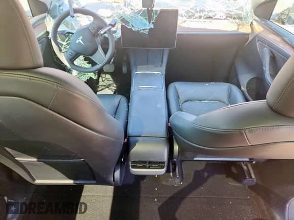 2024 Tesla Model Y с VIN 7SAYGDED4RA304478, выставлен на аукционе Copart как лот 80226085 с пробегом 17 847 миль миль и Списание • Salvage title. История ставок и продаж доступна на DreamBid. Изображение 8.