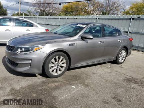 2016 Kia Optima EX z VIN 5XXGU4L36GG057408, wystawiony jako Copart lot #82721095 z przebiegiem 167 278 mil mil oraz Czysty tytuł • Clean title. Historia ofert i sprzedaży dostępna na DreamBid. Obrazek 1.