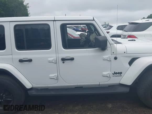 2022 Jeep Wrangler Unlimited Sahara Altitude with VIN 1C4HJXEG9NW232468, listed as a IAAI auction lot 42667697 with 40,881 mi miles and . Bid and sale history available at DreamBid. Image 14.