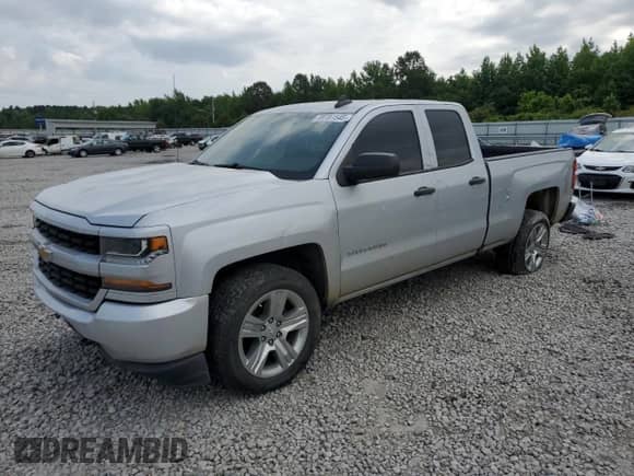 2018 Chevrolet Silverado 1500 Custom z VIN 1GCRCPEH5JZ103336, wystawiony jako Copart lot #59181545 z przebiegiem 150 385 mil mil oraz Szkoda całkowita • Salvage title. Historia ofert i sprzedaży dostępna na DreamBid. Obrazek 1.