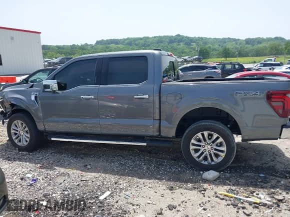 2024 Ford F-150 Lariat z VIN 1FTFW5L57RFB58262, wystawiony jako IAAI lot #42255702 z przebiegiem 4 763 mil mil oraz . Historia ofert i sprzedaży dostępna na DreamBid. Obrazek 14.