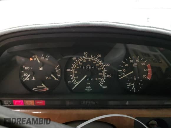 1984 Mercedes-Benz 500 с VIN WDBCA37AXEA039687, выставлен на аукционе Copart как лот 65851475 с пробегом 180 641 миль миль и Чистый • Clean title. История ставок и продаж доступна на DreamBid. Изображение 9.