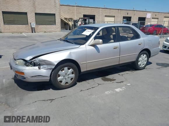 1995 Toyota Camry LE z VIN 4T1GK12E0SU860849, wystawiony jako IAAI lot #42358373 z przebiegiem 162 463 mil mil oraz . Historia ofert i sprzedaży dostępna na DreamBid. Obrazek 2.