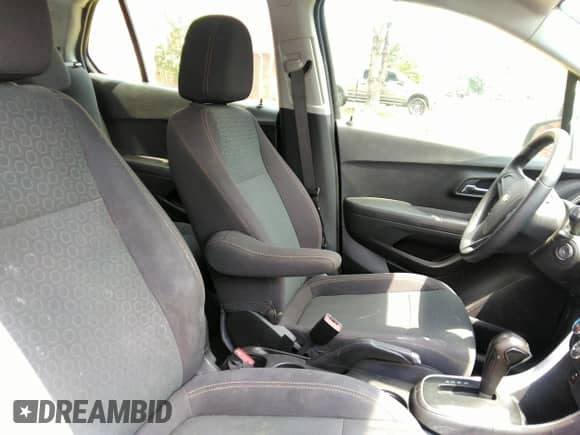 2020 Chevrolet Trax LS z VIN 3GNCJKSB8LL151994, wystawiony jako IAAI lot #42717085 z przebiegiem 18 256 mil mil oraz . Historia ofert i sprzedaży dostępna na DreamBid. Obrazek 5.