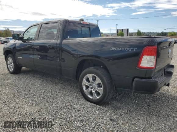 2023 Ram 1500 Big Horn z VIN 1C6RREMT3PN586096, wystawiony jako Copart lot #81713485 z przebiegiem 30 563 mil mil oraz Szkoda całkowita • Salvage title. Historia ofert i sprzedaży dostępna na DreamBid. Obrazek 2.