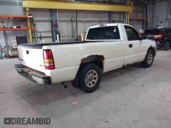 2005 GMC Sierra 1500 Work Truck z VIN 1GTEC14XX5Z120398, wystawiony jako IAAI lot #41889905 z przebiegiem 201 414 mil mil oraz . Historia ofert i sprzedaży dostępna na DreamBid. Obrazek 4.