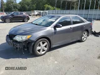 2014 Toyota Camry SE z VIN 4T1BF1FKXEU357784, wystawiony jako Copart lot #82232805 z przebiegiem 114 424 mil mil oraz Szkoda całkowita • Salvage title. Historia ofert i sprzedaży dostępna na DreamBid. Obrazek 1.