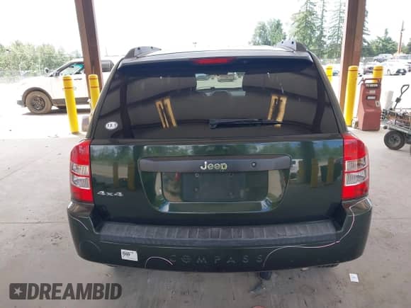 2010 Jeep Compass Latitude с VIN 1J4NF1FB0AD622928, выставлен на аукционе IAAI как лот 42651565 с пробегом 113 997 миль миль и . История ставок и продаж доступна на DreamBid. Изображение 16.