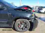 2015 Jeep Grand Cherokee SRT z VIN 1C4RJFDJ4FC613076, wystawiony jako IAAI lot #41732272 z przebiegiem 152 538 mil mil oraz . Historia ofert i sprzedaży dostępna na DreamBid. Obrazek 17.