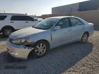 2005 Toyota Camry LE z VIN 4T1BE30K35U538619, wystawiony jako Copart lot #84414135 z przebiegiem 198 918 mil mil oraz Czysty tytuł • Clean title. Historia ofert i sprzedaży dostępna na DreamBid. Obrazek 1.