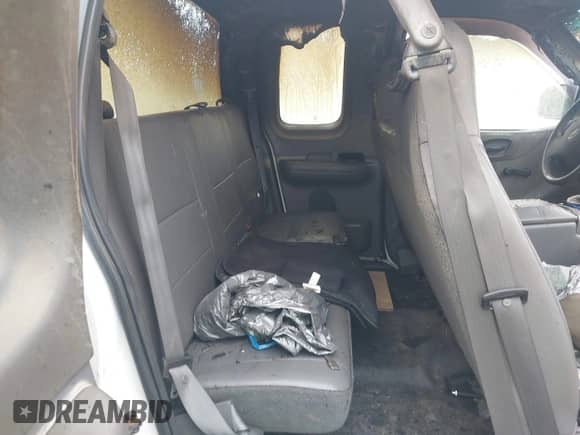 2004 Ford F-150 XL z VIN 2FTRX17W54CA94961, wystawiony jako IAAI lot #43330612 z przebiegiem Nie podano mil oraz . Historia ofert i sprzedaży dostępna na DreamBid. Obrazek 8.