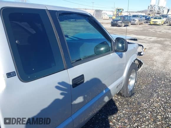 1994 Chevrolet S-10 LS z VIN 1GCCS19ZXR8233932, wystawiony jako IAAI lot #41072044 z przebiegiem 171 666 mil mil oraz . Historia ofert i sprzedaży dostępna na DreamBid. Obrazek 20.