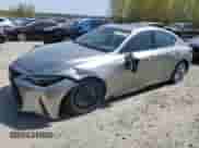 2022 Lexus IS 300 z VIN JTHD81F27N5048693, wystawiony jako Copart lot #49779663 z przebiegiem 2 569 mil mil oraz . Historia ofert i sprzedaży dostępna na DreamBid. Obrazek 1.