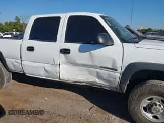 2004 Chevrolet Silverado 2500HD Work Truck z VIN 1GCHC23U14F185070, wystawiony jako IAAI lot #43422066 z przebiegiem 220 944 mil mil oraz . Historia ofert i sprzedaży dostępna na DreamBid. Obrazek 6.