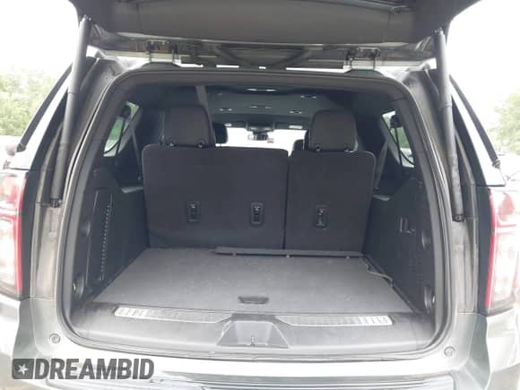 2023 Chevrolet Suburban Premier z VIN 1GNSKFKD4PR362478, wystawiony jako IAAI lot #42824056 z przebiegiem Nie podano mil oraz . Historia ofert i sprzedaży dostępna na DreamBid. Obrazek 17.