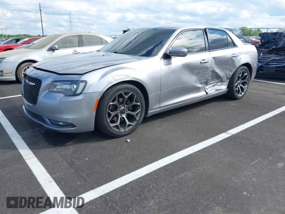 2015 Chrysler 300 S z VIN 2C3CCABG2FH899201, wystawiony jako IAAI lot #42186850 z przebiegiem 95 456 mil mil oraz . Historia ofert i sprzedaży dostępna na DreamBid. Obrazek 17.