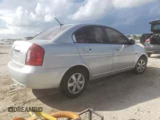 2011 Hyundai Accent GLS z VIN KMHCN4AC6BU603833, wystawiony jako Copart lot #89535675 z przebiegiem 126 368 mil mil oraz Czysty tytuł • Clean title. Historia ofert i sprzedaży dostępna na DreamBid. Obrazek 3.