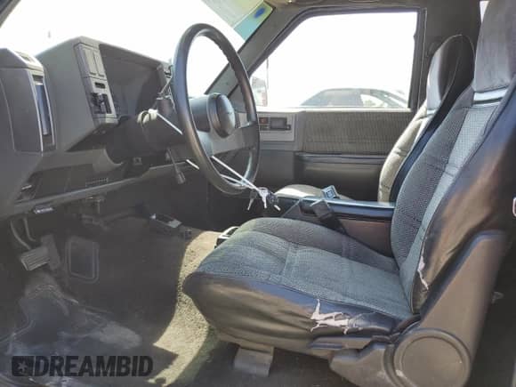 1989 Chevrolet Blazer z VIN 1GNCS18Z8K8187516, wystawiony jako Copart lot #64419475 z przebiegiem 113 414 mil mil oraz Szkoda całkowita • Salvage title. Historia ofert i sprzedaży dostępna na DreamBid. Obrazek 7.