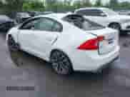 2017 Volvo S60 Dynamic z VIN YV140MTL6H2437364, wystawiony jako IAAI lot #42369420 z przebiegiem 93 442 mil mil oraz . Historia ofert i sprzedaży dostępna na DreamBid. Obrazek 3.