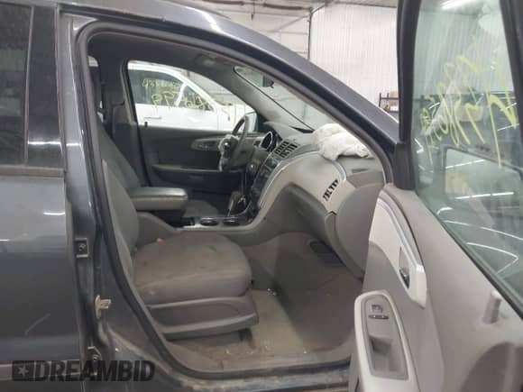 2009 Chevrolet Traverse LS z VIN 1GNEV13D19S109796, wystawiony jako IAAI lot #43386599 z przebiegiem 198 354 mil mil oraz . Historia ofert i sprzedaży dostępna na DreamBid. Obrazek 5.