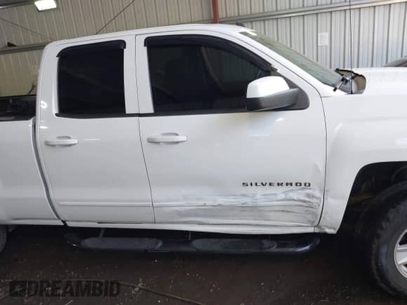 2015 Chevrolet Silverado 1500 LT z VIN 1GCVKREH8FZ221322, wystawiony jako IAAI lot #42806085 z przebiegiem 134 306 mil mil oraz . Historia ofert i sprzedaży dostępna na DreamBid. Obrazek 13.