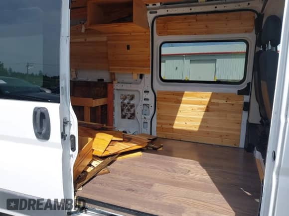 2015 Ram ProMaster Cargo z VIN 3C6URVHG1FE514209, wystawiony jako IAAI lot #42478186 z przebiegiem 64 998 mil mil oraz . Historia ofert i sprzedaży dostępna na DreamBid. Obrazek 8.