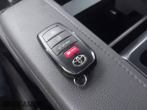 2024 Toyota Tundra Limited z VIN 5TFJA5DB2RX216804, wystawiony jako IAAI lot #42913960 z przebiegiem 13 394 mil mil oraz . Historia ofert i sprzedaży dostępna na DreamBid. Obrazek 11.