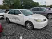 2004 Toyota Camry LE z VIN 4T1BE32KX4U369937, wystawiony jako Copart lot #68745685 z przebiegiem 80 035 mil mil oraz Czysty tytuł • Clean title. Historia ofert i sprzedaży dostępna na DreamBid. Obrazek 4.