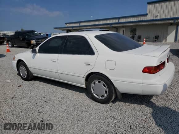 2000 Toyota Camry CE z VIN 4T1BG22K8YU990247, wystawiony jako Copart lot #80395255 z przebiegiem 274 836 mil mil oraz Szkoda całkowita • Salvage title. Historia ofert i sprzedaży dostępna na DreamBid. Obrazek 2.