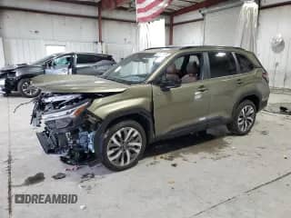 2025 Subaru Forester Touring Hybrid z VIN JF2SLSTD2SH417068, wystawiony jako Copart lot #82743345 z przebiegiem Nie podano mil oraz Szkoda całkowita • Salvage title. Historia ofert i sprzedaży dostępna na DreamBid. Obrazek 1.