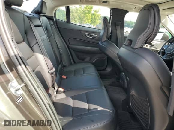 2021 Volvo S60 Momentum z VIN 7JR102FK2MG093675, wystawiony jako Copart lot #64467105 z przebiegiem 64 376 mil mil oraz Szkoda całkowita • Salvage title. Historia ofert i sprzedaży dostępna na DreamBid. Obrazek 10.