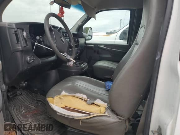 2010 Chevrolet Express Cargo с VIN 1GCUGADX3A1128464, выставлен на аукционе Copart как лот 83907624 с пробегом 318 868 миль миль и Списание • Salvage title. История ставок и продаж доступна на DreamBid. Изображение 7.