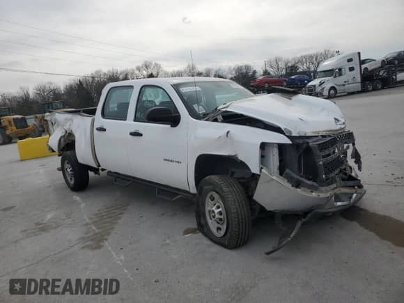 2014 Chevrolet Silverado 2500HD Work Truck z VIN 1GC1KVCG1EF184664, wystawiony jako Copart lot #47192755 z przebiegiem 199 338 mil mil oraz Szkoda całkowita • Salvage title. Historia ofert i sprzedaży dostępna na DreamBid. Obrazek 4.