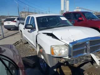 2005 Dodge Dakota Laramie z VIN 1D7HW58N35S189677, wystawiony jako IAAI lot #41335613 z przebiegiem 159 501 mil mil oraz . Historia ofert i sprzedaży dostępna na DreamBid. Obrazek 1.