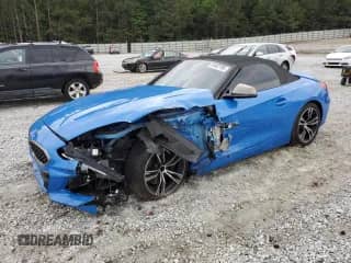 2020 BMW Z4 sDriveM40i z VIN WBAHF9C07LWW42621, wystawiony jako Copart lot #55942195 z przebiegiem Nie podano mil oraz Szkoda całkowita • Salvage title. Historia ofert i sprzedaży dostępna na DreamBid. Obrazek 1.