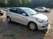 2013 Hyundai Accent GS z VIN KMHCT5AE4DU100415, wystawiony jako Copart lot #63779775 z przebiegiem 102 727 mil mil oraz Szkoda całkowita • Salvage title. Historia ofert i sprzedaży dostępna na DreamBid. Obrazek 4.