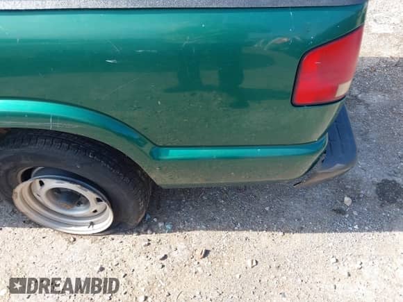 2000 Chevrolet S-10 LS Xtreme z VIN 1GCCS1959YK256021, wystawiony jako IAAI lot #42691373 z przebiegiem 86 630 mil mil oraz . Historia ofert i sprzedaży dostępna na DreamBid. Obrazek 6.