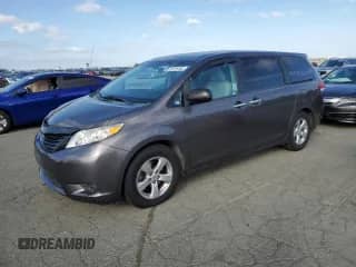 2013 Toyota Sienna L с VIN 5TDZK3DC0DS295353, выставлен на аукционе Copart как лот 85715165 с пробегом 120 848 миль миль и Списание • Salvage title. История ставок и продаж доступна на DreamBid. Изображение 1.
