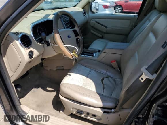 2006 Ford Explorer XLT z VIN 1FMEU73886UB40833, wystawiony jako Copart lot #67680445 z przebiegiem 246 015 mil mil oraz Szkoda całkowita • Salvage title. Historia ofert i sprzedaży dostępna na DreamBid. Obrazek 7.