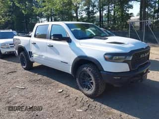 2025 Ram 1500 Rebel z VIN 1C6SRFLP2SN581797, wystawiony jako IAAI lot #43061676 z przebiegiem 25 190 mil mil oraz . Historia ofert i sprzedaży dostępna na DreamBid. Obrazek 1.