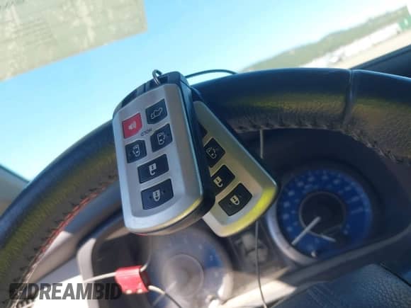 2020 Toyota Sienna XLE z VIN 5TDDZ3DCXLS247668, wystawiony jako IAAI lot #42978597 z przebiegiem 82 030 mil mil oraz . Historia ofert i sprzedaży dostępna na DreamBid. Obrazek 11.